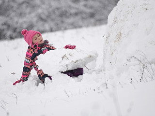 Portrait de petite fille mignonne en hiver