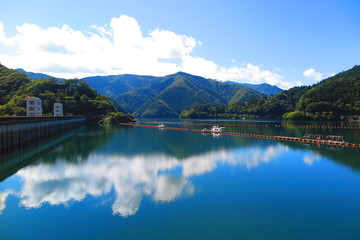 青空と湖とダムの風景33