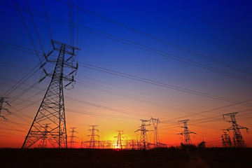 Fototapeta premium Sylwetka zachód pylonu