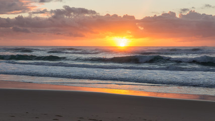 Obraz premium Vibrant beach sunrise