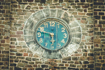 alte große blaue Uhr mit goldenen Ziffern