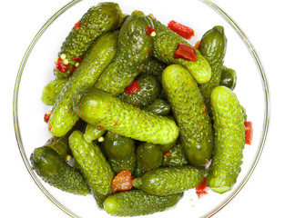 Gewürzgurken in einer Glasschale