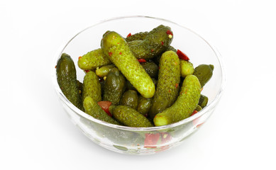 Gewürzgurken in einer Glasschale