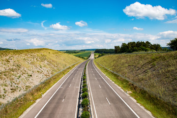 Leere Autobahn im Sommer Ferien Urlaub sonniges Wetter