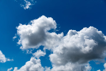 weiße Wolken vor blauem Himmel