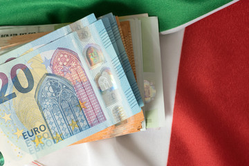 Flagge von Italien und Euro Geldscheine