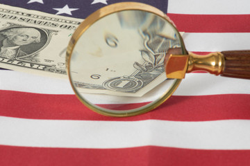 Eine Lupe, Flagge von USA und Dollar Geldscheine