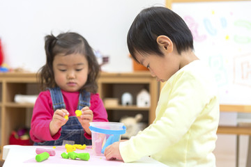 Obraz na płótnie Canvas 粘土で遊ぶ子供たち