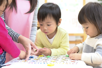 英語の勉強をする子供たち
