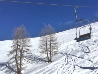 seggiovia su pendio innevato