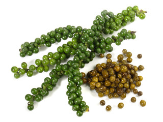 Frischer und eingelegter grüner Pfeffer