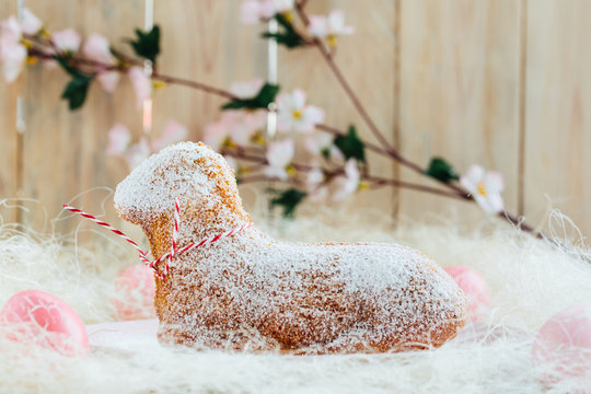 Osterlamm mit Puderzucker