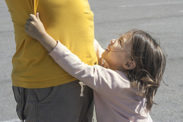 Little girl asks dad to take her in his arms