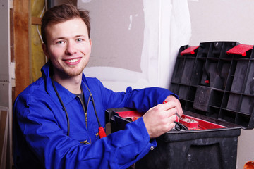 Handwerker auf einer Baustelle lächelt positiv in die Kamera 