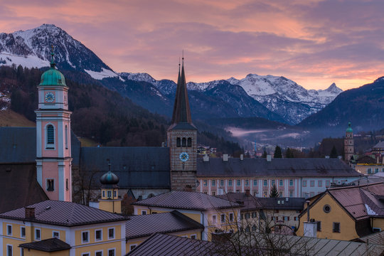 Die Stadt Berchtesgaden im Berchtesgadener Land am Abend im Winter
