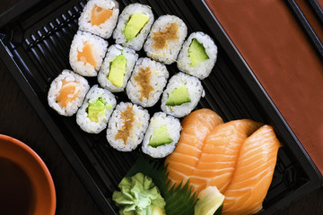 Sushi Take away Box mit Lachs, Avocado, Tiuna Maki Roll und Nigiri 