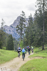 Fototapeta na wymiar Radtour im Gebirge bei Regenwetter
