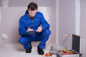 Elektroinstallateur mit Klemmbrett 