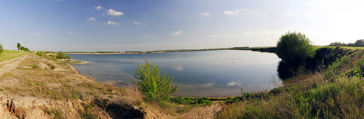 Baggersee im Abbaugebiet von Sand und Ton in Sachsen-Anhalt