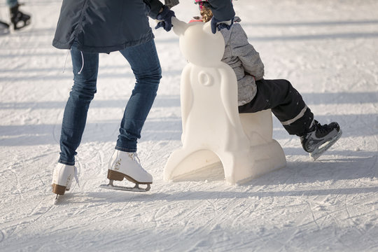 Eisl&auml;uferin schiebt Tochter