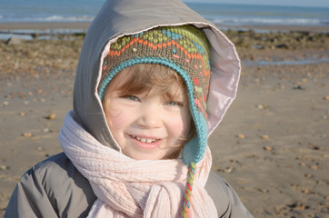 belle enfant sur la plage hors saison
