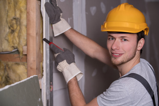 Handwerker schneidet Gpskarton-Platte, Trockenbau