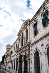 風見鶏のあるレトロな建築物