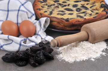 Ingrédients pour la préparation d'un gâteau aux pruneaux