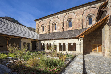 Naklejka premium Abbaye Notre-Dame de Boscodon du XIIe siècle d'architecture romane, jardin du cloître, Crots, Hautes-Alpes 