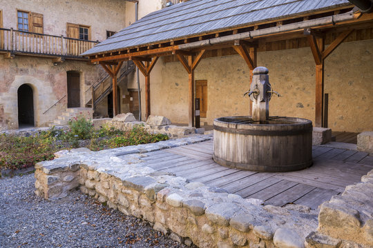Abbaye Notre-Dame de Boscodon du XIIe si&egrave;cle d'architecture romane, le clo&icirc;tre et sa fontaine, , Crots, Hautes-Alpes 