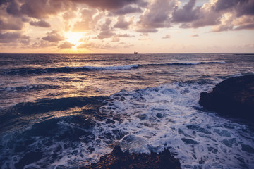 Obraz premium Fantastic stunning colorful sunset by the sea, waves and sunlight