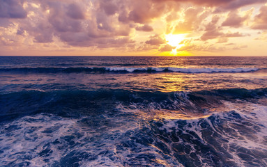Obraz premium Fantastic stunning colorful sunset by the sea, waves and sunlight