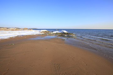 The seaside scenery is in winter