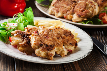 Chicken medallions with red peppers served with chips