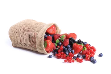 Abwaschbare Fototapete Früchte rote Beeren auf weißem Hintergrund