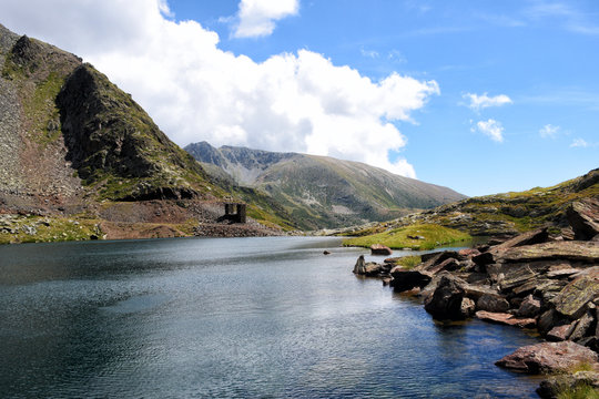 Lago de montaña en el parque natural del Alto Pirineo