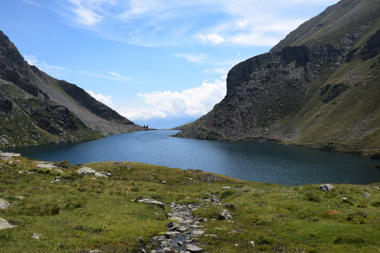 Lago de montaña en el parque natural del Alto Pirineo