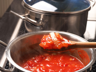 Zubereitung einer würzigen Tomatensauce