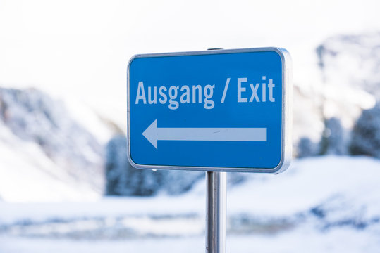 Schild Ausgang/Exit vor Winterlandschaft