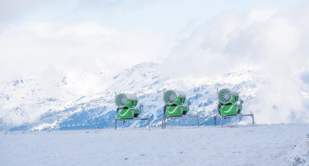 Fototapeta na wymiar Schneekanonen im Skigebiet