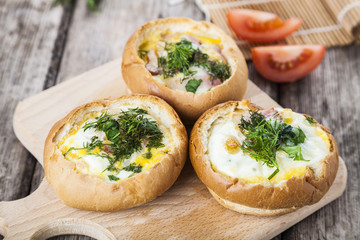 Scrambled eggs with cheese and bacon