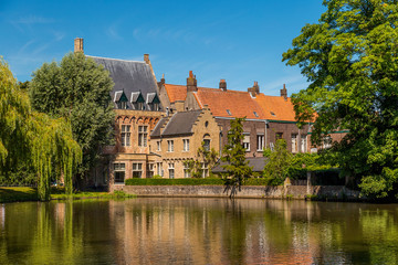 Fototapeta na wymiar Brick houses on the lake Minnewater in Bruges, Belgium