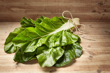 Mazzo di verdure bietole su tavolo da cucina in legno