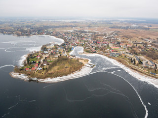 Widok z lotu ptaka na Jezioro Rajgrodzkie oraz Rajgród, Polska - obrazy, fototapety, plakaty