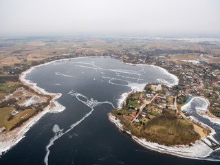 Widok z lotu ptaka na Jezioro Rajgrodzkie oraz Rajgród, Polska - obrazy, fototapety, plakaty