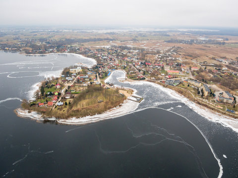 Fototapeta Widok z lotu ptaka na Jezioro Rajgrodzkie oraz Rajgród, Polska