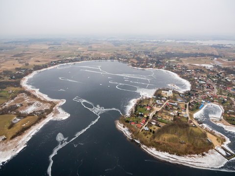 Fototapeta Widok z lotu ptaka na Jezioro Rajgrodzkie oraz Rajgród, Polska