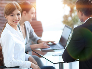 Obraz premium office workers sitting behind a Desk.
