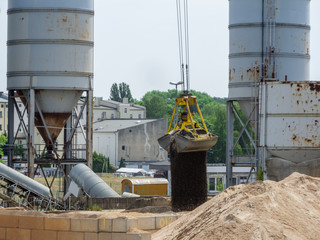 Excavator bucket with bulk material
