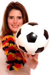 Junge Frau mit Deutschland-Blütenkette und Fußball 